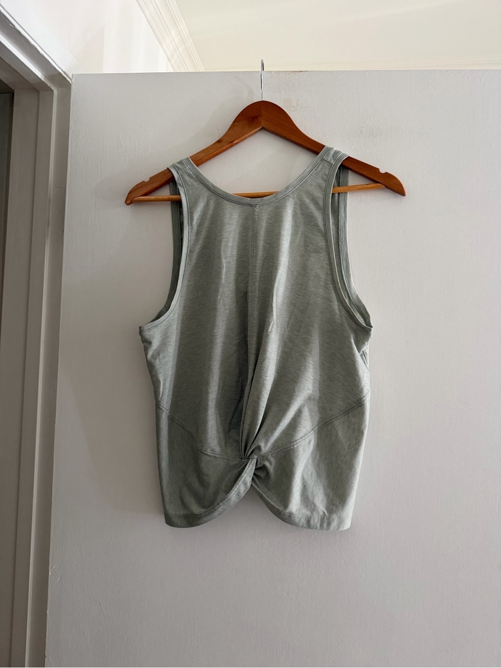 Athleta Opal Green Heather Athletic Essence Twist Tank Top size Large EUC - Picture 4 of 8
